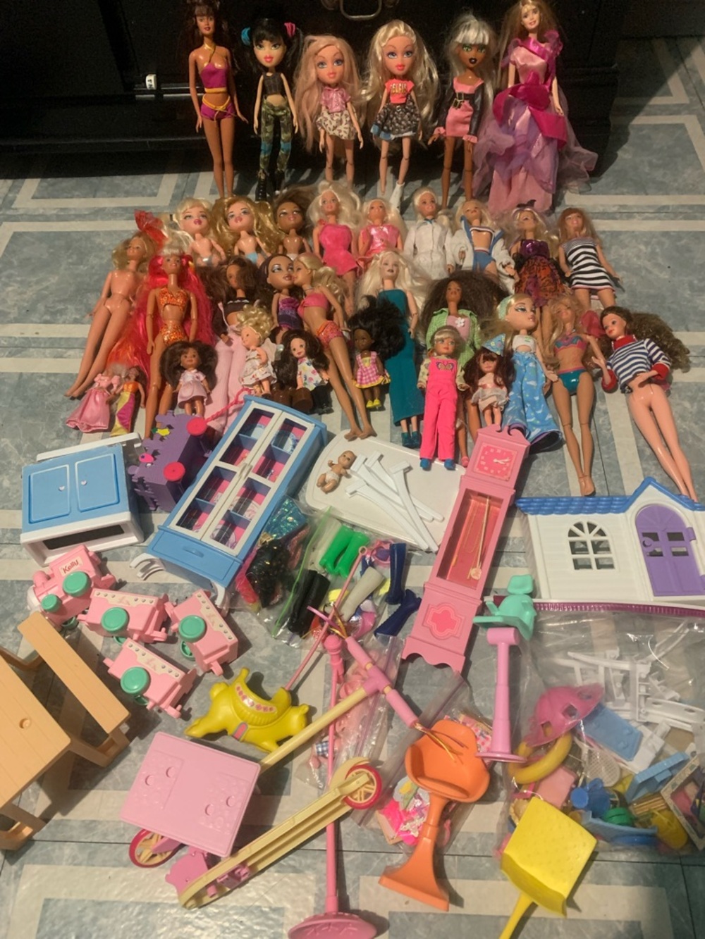 VTG 90’ 2000’s Kelly, Barbie/Bratz Dolls Vintage/Modern Funiture Accessories